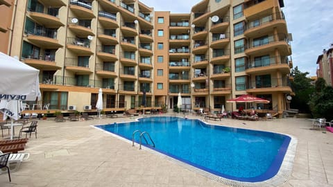 Communal lounge/ TV room, Day, Pool view, Swimming pool, sunbed