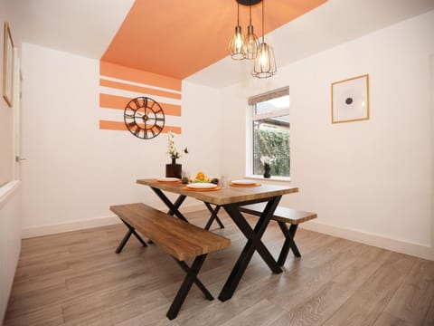 Seating area, Dining area