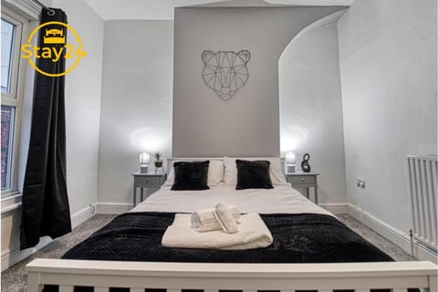 Bed, Photo of the whole room, Bedroom, towels