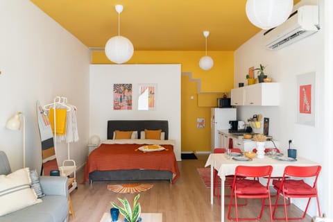 Bed, Kitchen or kitchenette, Seating area, Dining area, Bedroom