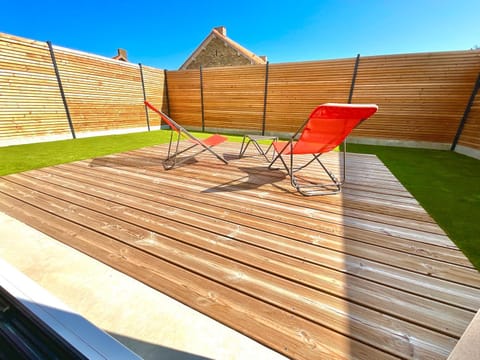 Patio, Day, sunbed