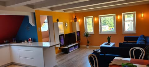 TV and multimedia, Kitchen or kitchenette, Living room, Seating area