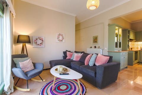 Kitchen or kitchenette, Living room, Seating area, Dining area