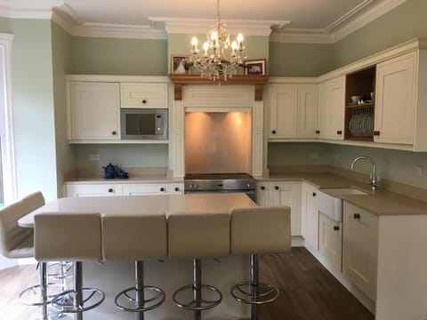 Dining area, dishwasher, microwave, oven, pet friendly, kitchen