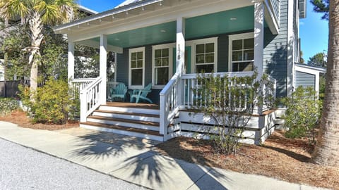 Family Ties - Located in Seacrest Beach 2 Master bedrooms and a large communal pool House in Rosemary Beach