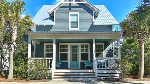 Family Ties - Located in Seacrest Beach 2 Master bedrooms and a large communal pool House in Rosemary Beach