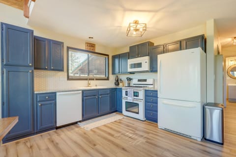 Stylish Angel Fire Cabin with Deck - 2 Mi to Ski Mtn Cabin in Angel Fire