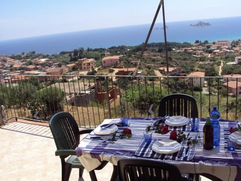 Natural landscape, View (from property/room), Balcony/Terrace, Dining area, Sea view