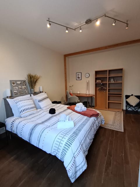 Bed, Photo of the whole room, Seating area, Bedroom