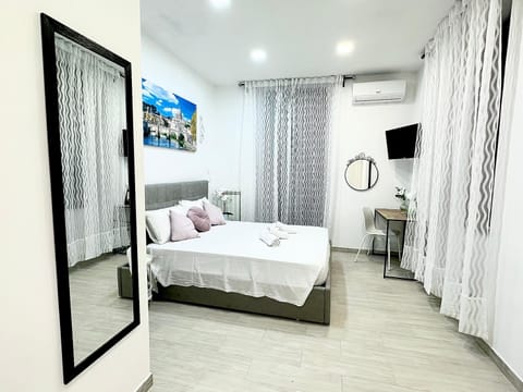 Bed, TV and multimedia, Photo of the whole room, Bedroom, hair dresser, towels, wardrobe, air conditioner