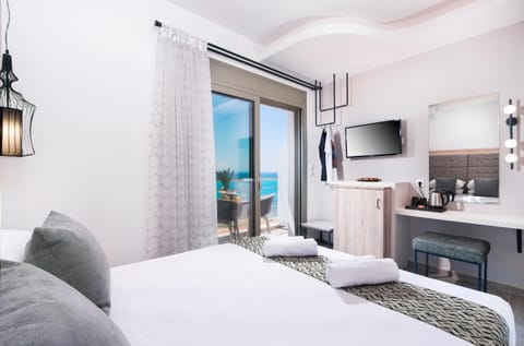 Photo of the whole room, Sea view