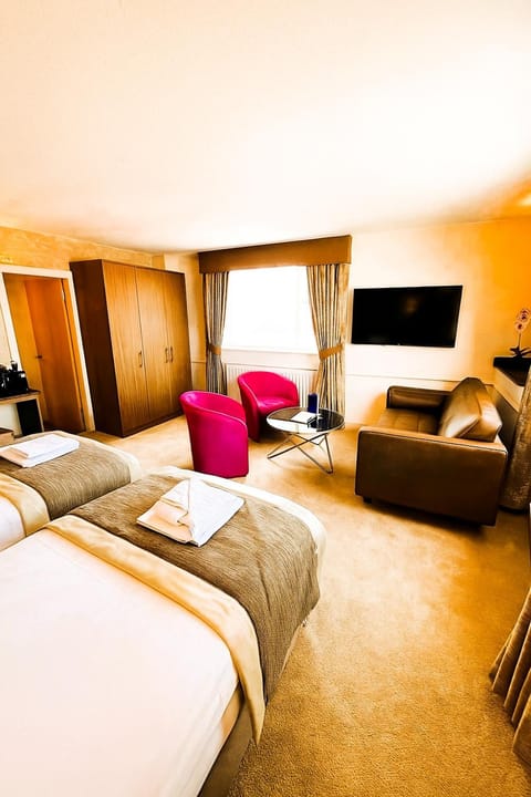 Photo of the whole room, Seating area, Bedroom