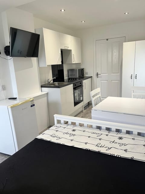 Modern Comfy One Bed Apartment - Free Parking Apartment in Glasgow