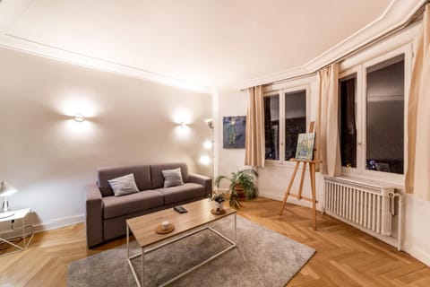 Living room, internet