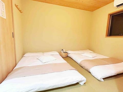 Bedroom, air conditioner