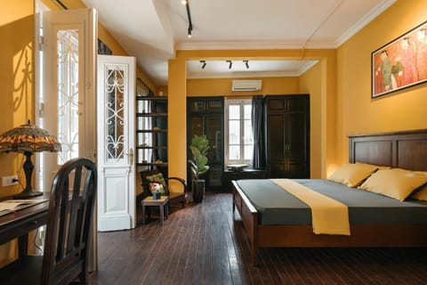 Bed, Photo of the whole room, Seating area, Bedroom, hair dresser, wardrobe