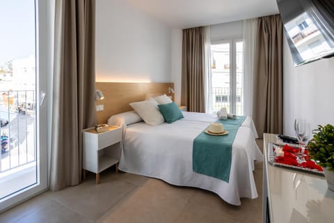 Bed, TV and multimedia, Photo of the whole room, Bedroom