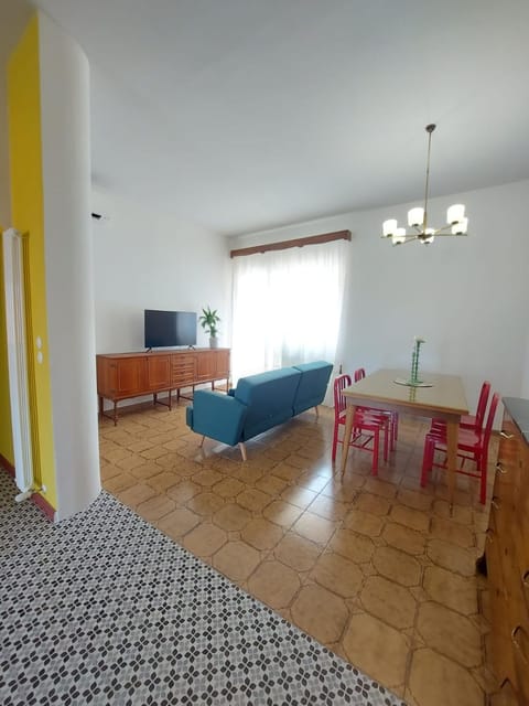 Communal lounge/ TV room, Communal lounge/ TV room, TV and multimedia, Living room, Seating area, Dining area, Evening entertainment