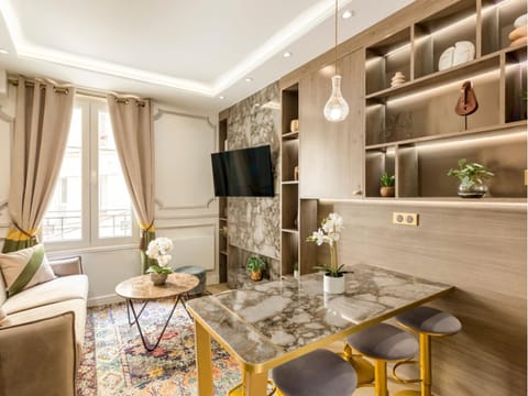 Communal lounge/ TV room, TV and multimedia, Living room, Seating area, Dining area