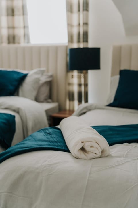 Bed, Bedroom, towels