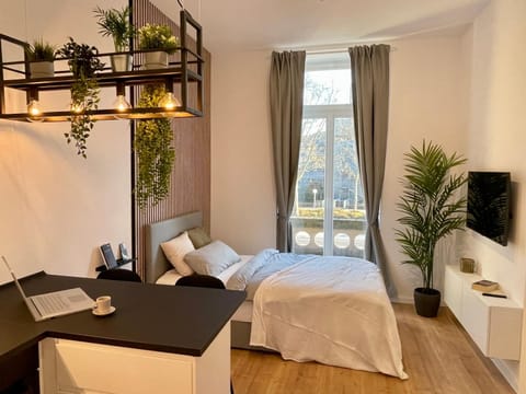 Bed, TV and multimedia, Photo of the whole room, Bedroom