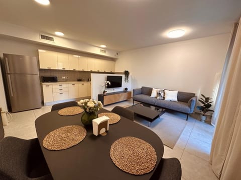 Kitchen or kitchenette, Living room, Seating area, Dining area