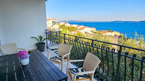 Natural landscape, View (from property/room), Balcony/Terrace, Seating area, Sea view