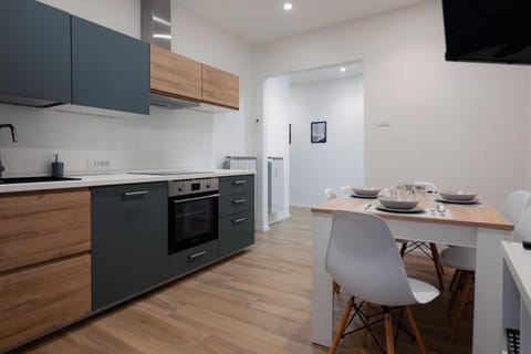 Kitchen or kitchenette, Dining area, dishwasher, minibar, pet friendly, stove