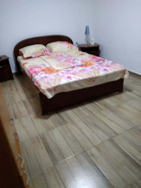 Bed, Bathroom, TV and multimedia, Photo of the whole room, wardrobe, air conditioner