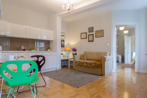 Kitchen or kitchenette, Living room, Seating area, Dining area