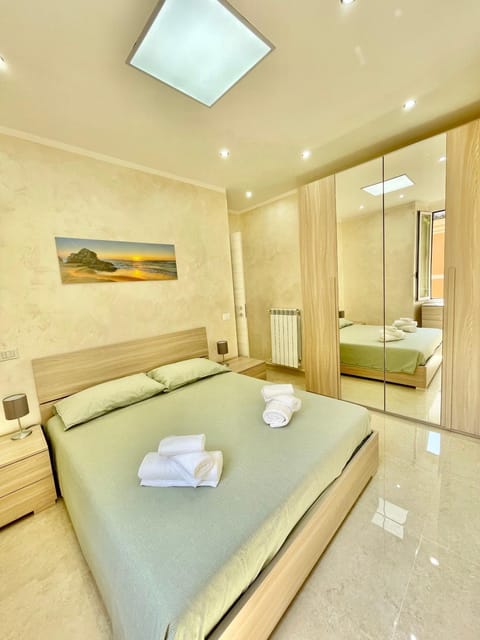 Photo of the whole room, Bedroom, towels, wardrobe