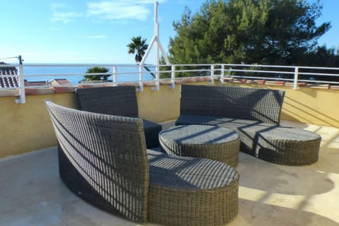 Haven of peace with pool facing the sea House in Sanary-sur-Mer