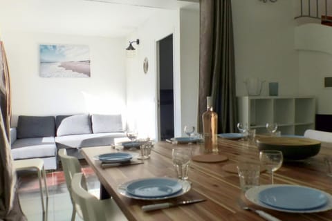 Haven of peace with pool facing the sea House in Sanary-sur-Mer