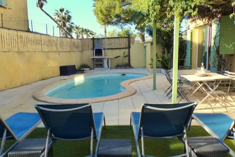 Haven of peace with pool facing the sea House in Sanary-sur-Mer