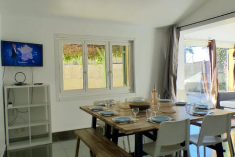 Haven of peace with pool facing the sea House in Sanary-sur-Mer