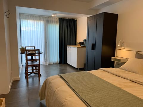 Bed, Kitchen or kitchenette, Dining area, hair dresser, wardrobe