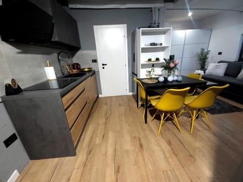 Coffee/tea facilities, Kitchen or kitchenette, Seating area, Dining area, dishwasher, hair dresser, locker, minibar, pet friendly, stove, air conditioner