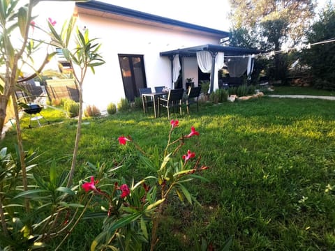 Property building, Patio, Spring, Day, Natural landscape, Winter, Summer, BBQ facilities, Garden, Seating area, Animals, Autumn, City view, Garden view, Inner courtyard view, Parking