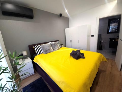 Bed, Bathroom, TV and multimedia, Bedroom, locker, safe, towels, wardrobe, air conditioner