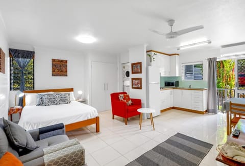 Bed, TV and multimedia, Living room, Photo of the whole room, Seating area, Bedroom, air conditioner