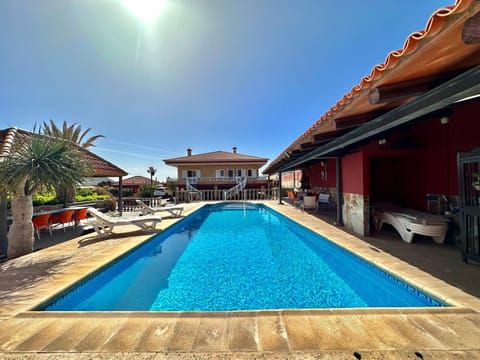 Property building, Swimming pool, sunbed