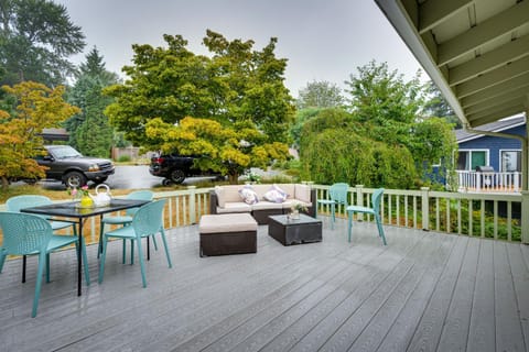 Private Deck and Ample Space! Lake Forest Park Home House in Lake Forest Park