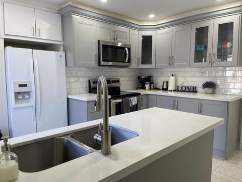 Victoria Family Vacation Home - King Bed Private Yard BBQ Deck Gazebo - 4 Minutes To The Falls House in Niagara Falls