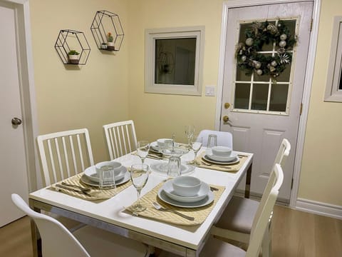 Victoria Family Vacation Home - King Bed Private Yard BBQ Deck Gazebo - 4 Minutes To The Falls House in Niagara Falls