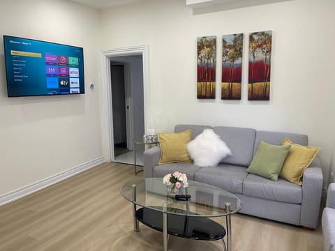 Victoria Family Vacation Home - King Bed Private Yard BBQ Deck Gazebo - 4 Minutes To The Falls House in Niagara Falls