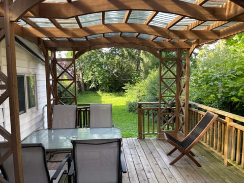 Victoria Family Vacation Home - King Bed Private Yard BBQ Deck Gazebo - 4 Minutes To The Falls House in Niagara Falls