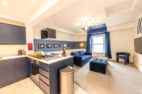 Kitchen or kitchenette, Seating area, Dining area, oven, stove