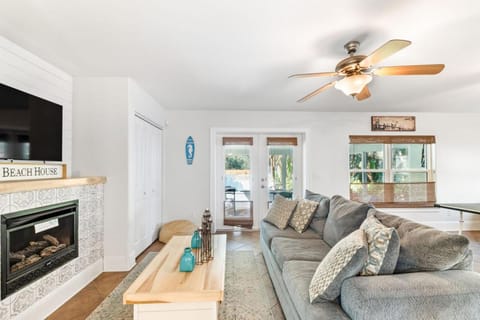 Seamora Ocean Hot Tub Firepit House in Vilano Beach