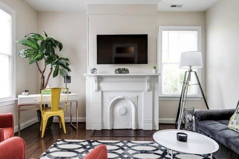 Communal lounge/ TV room, TV and multimedia, Living room, Seating area, Evening entertainment
