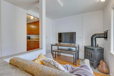 Less Than 1 Mi to Mall! Bright Single-Level Seattle Home House in Seattle